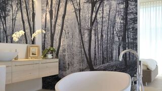 Badezimmer freistehende Badewanne Lavabomöbel Wandbild Holzhaus